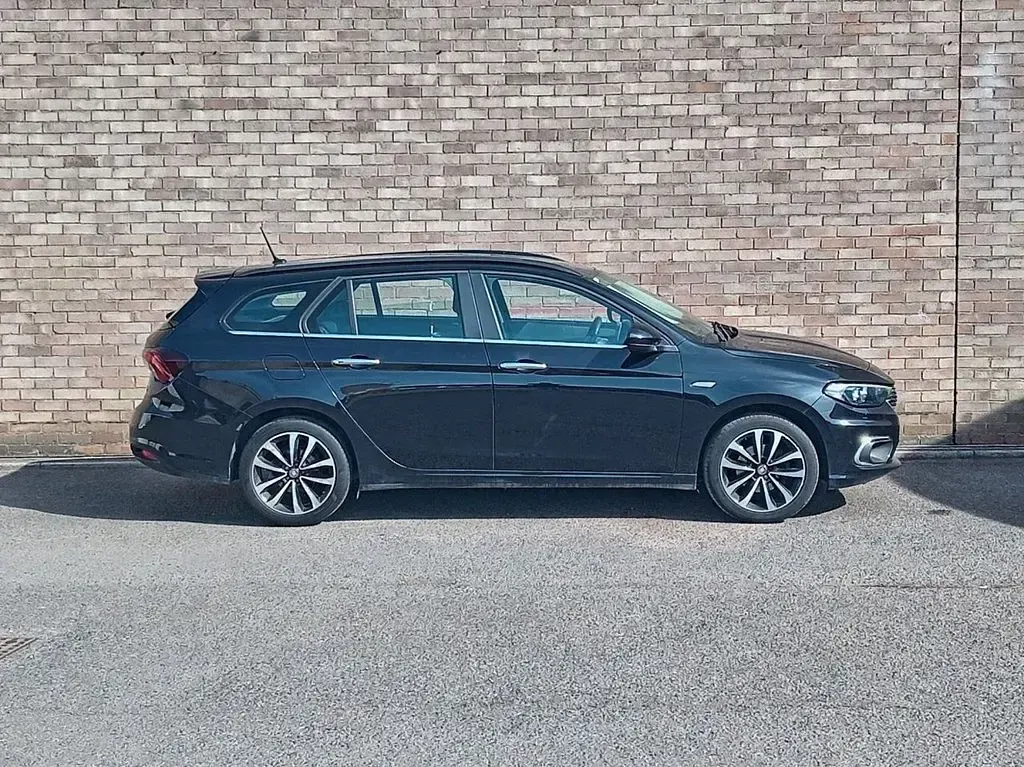 Używany Fiat Tipo Lounge 120 KM (88 kW) 2021 Czarny Kombi