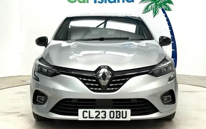 Used Renault Clio V Techno 145 HP (106 kW) 2023 Silver Hatchback