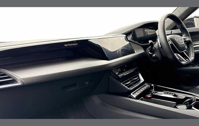Second-hand Audi e-tron GT quattro Comfort 384 kW (523 CP) 2023 Negru Berlinǎ