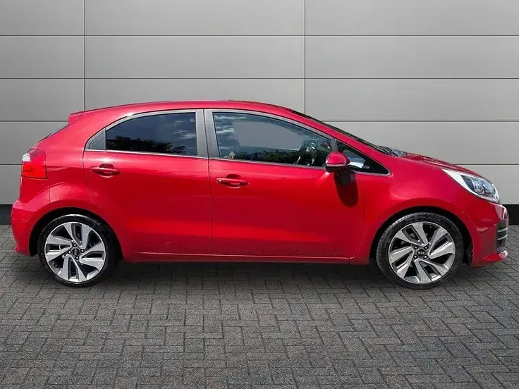 Used Kia Rio 107 HP (78 kW) 2016 Red Hatchback