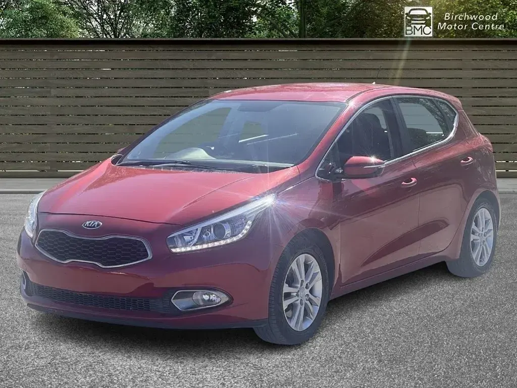 Używany Kia Ceed 126 KM (92 kW) 2014 Czerwony Hatchback