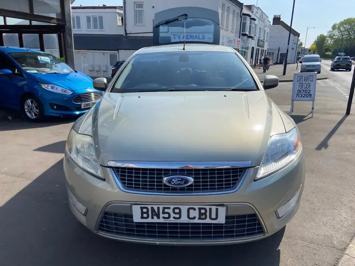 Usado Ford Mondeo Titanium 140 HP (102 kW) 2009 Prateado Citadino