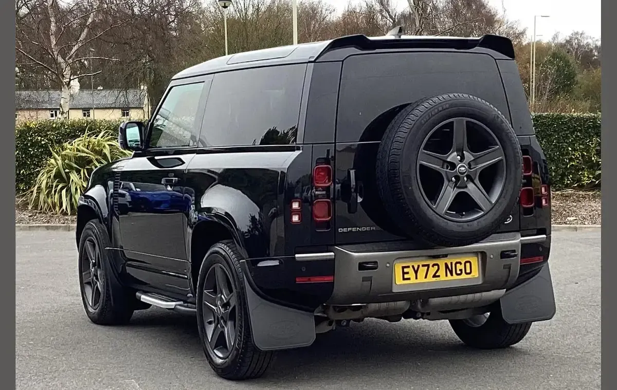 Used Land Rover Defender SE Dynamic 245 HP (180 kW) 2022 Black SUV