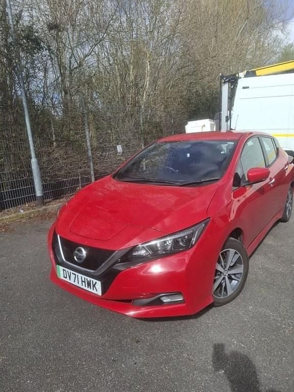 Begagnad Nissan Leaf Acenta 110 kW (150 HK) 2021 Röd Halvkombi