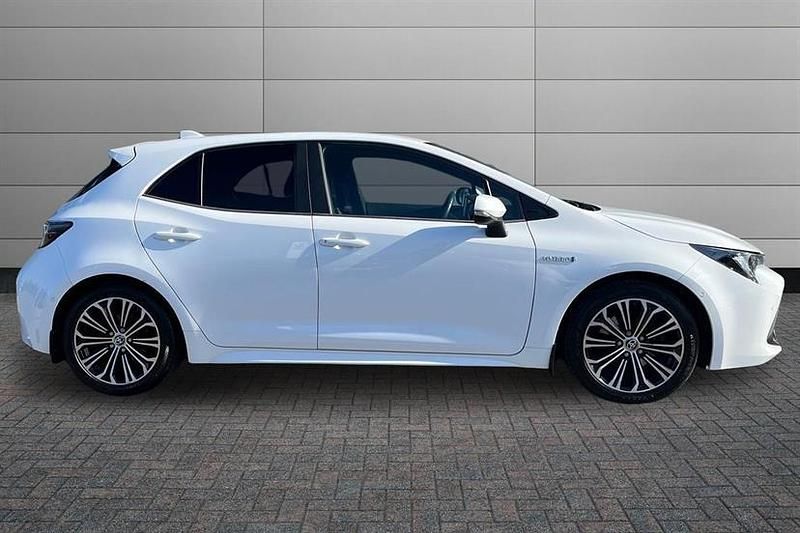 Used Toyota Corolla Design 184 HP (135 kW) 2020 Pure white Hatchback