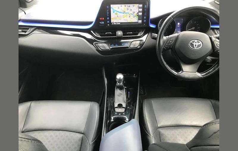 Second-hand Toyota C-HR 120 CP (88 kW) 2016 Argintiu SUV