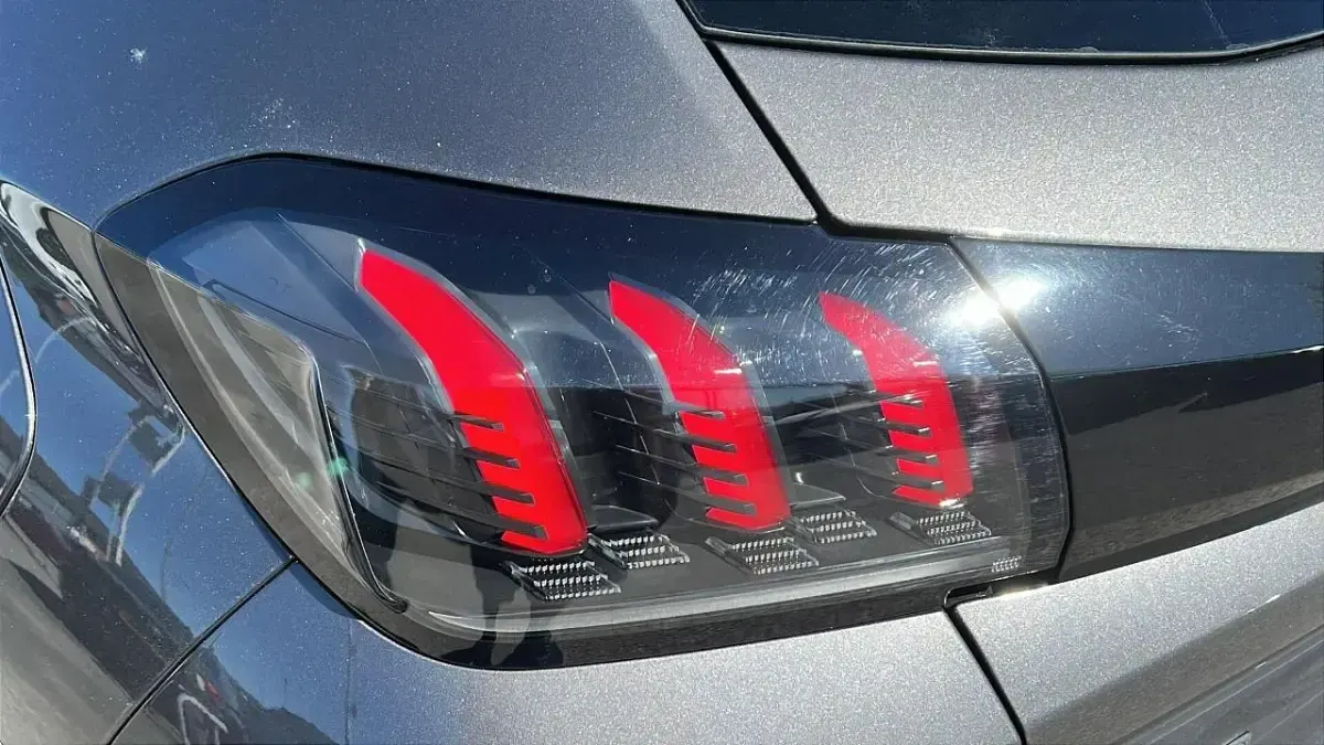Usado Peugeot 208 Allure+ 99 HP (72 kW) 2023 Cinzento Citadino