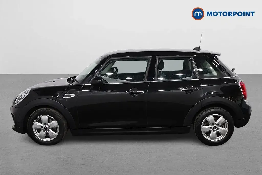 Begagnad Mini Cooper Classic 136 HK (100 kW) 2019 Svart Halvkombi