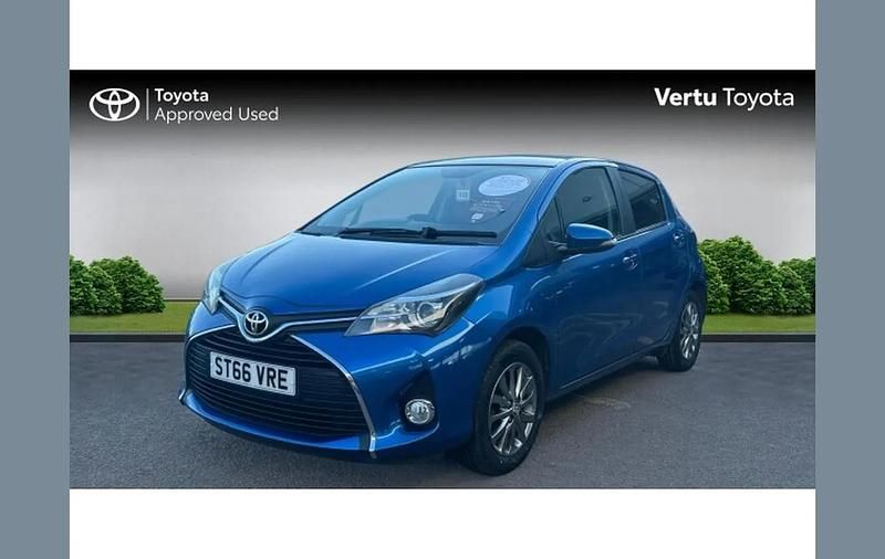 Used Toyota Yaris 99 HP (72 kW) 2017 Blue Hatchback