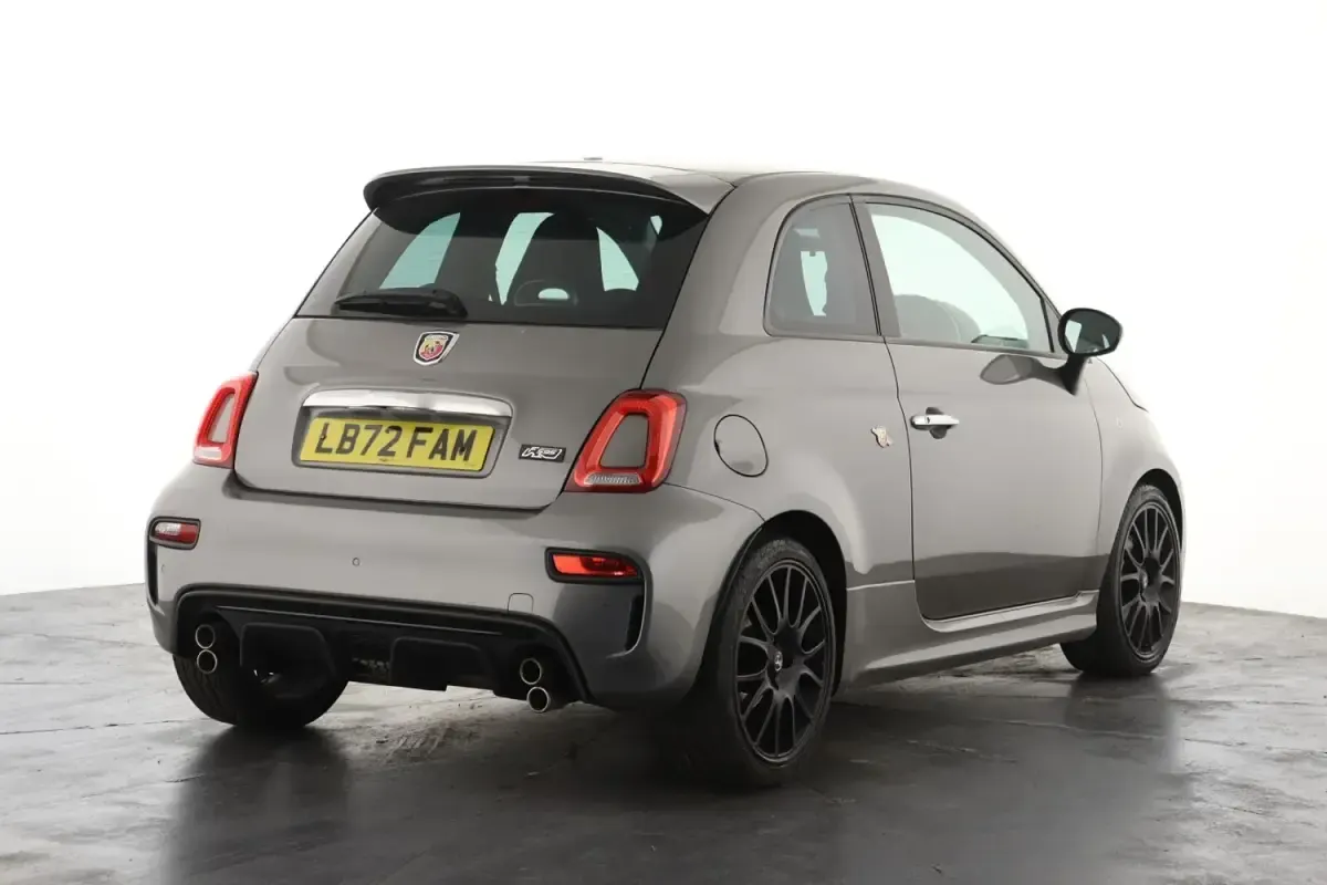Usado Abarth 595 165 CV (121 kW) 2022 Gris Utilitario