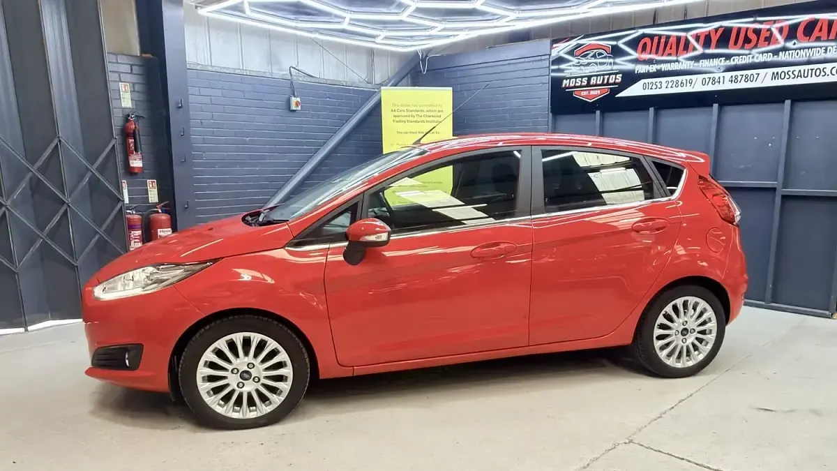 Used Ford Fiesta Titanium 125 HP (91 kW) 2015 Red Hatchback