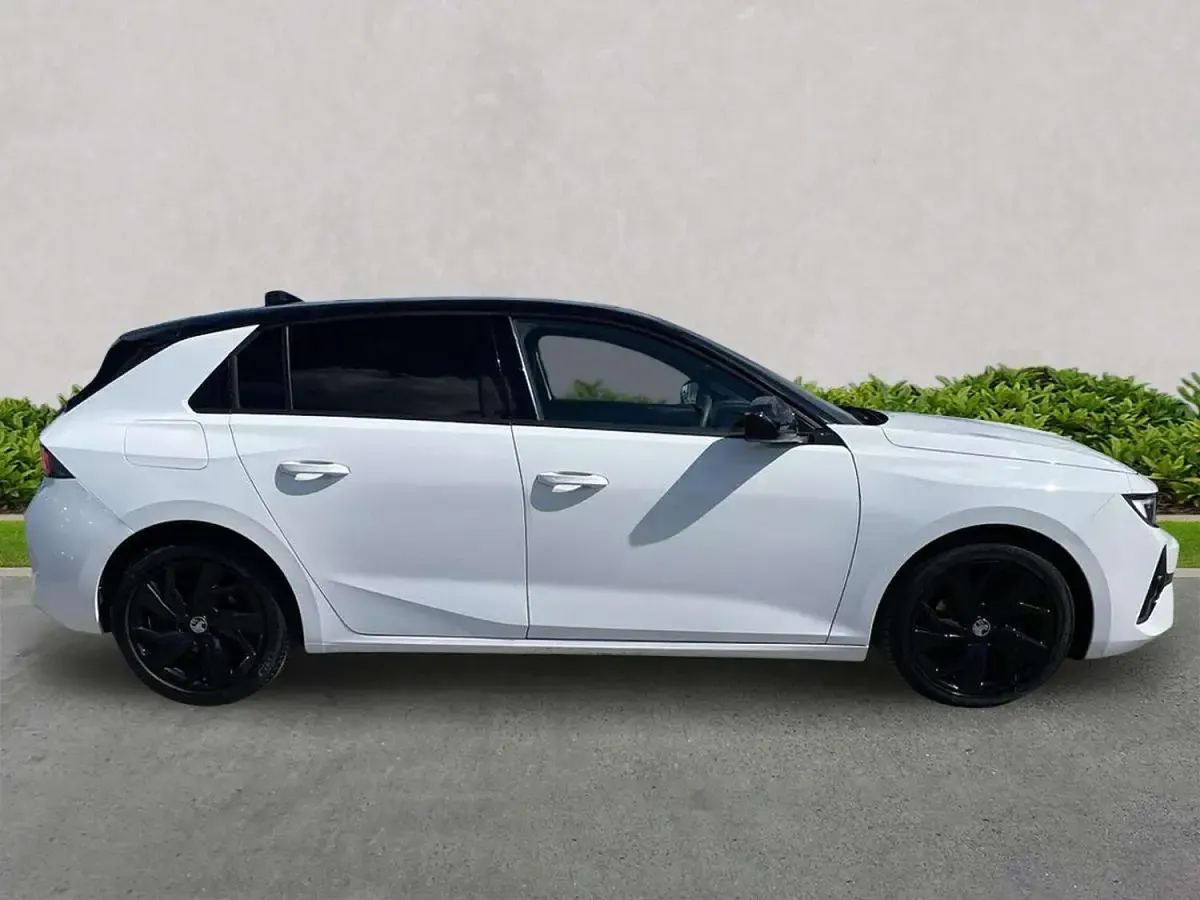 Used Vauxhall Astra GS Line 130 HP (95 kW) 2023 White Hatchback