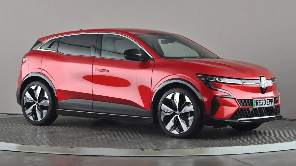 Begagnad Renault Megane E-Tech Techno 159 kW (217 HK) 2023 Röd Halvkombi