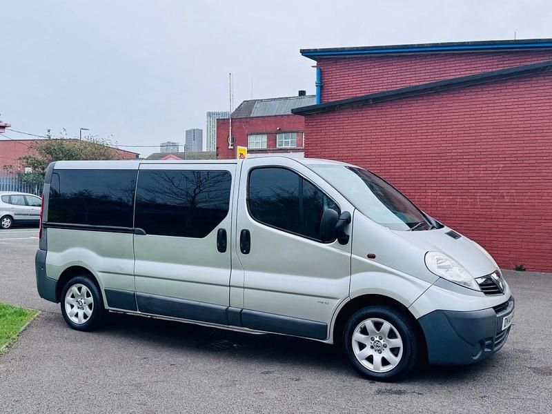 Second-hand Vauxhall Vivaro 115 CP (84 kW) 2014 Argintiu Monovolum