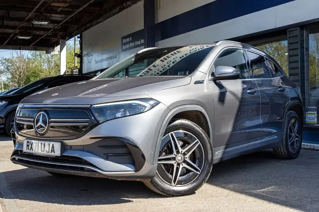 Käytetty Mercedes EQA250 AMG line 139 kW (190 HP) 2021 Harmaa Katumaasturi