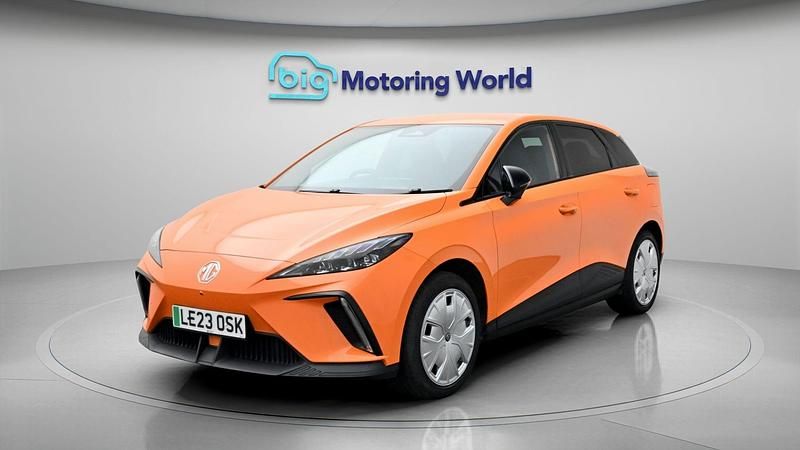 Begagnad MG MG4 EV Trophy 319 kW (435 HK) 2023 Orange Halvkombi