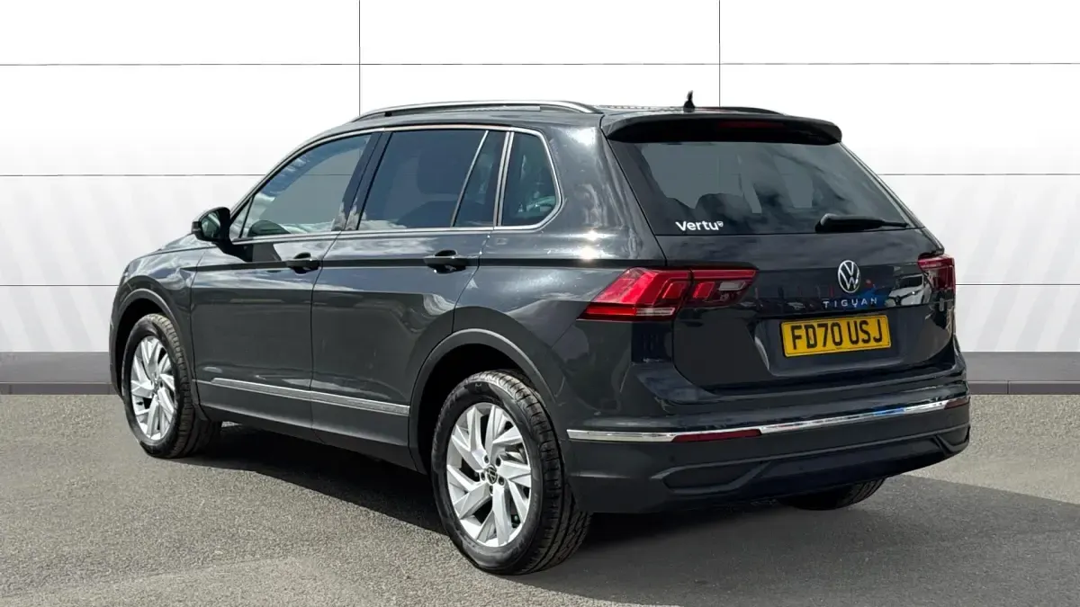 Usado VW Tiguan Life 150 CV (110 kW) 2021 Gris SUV