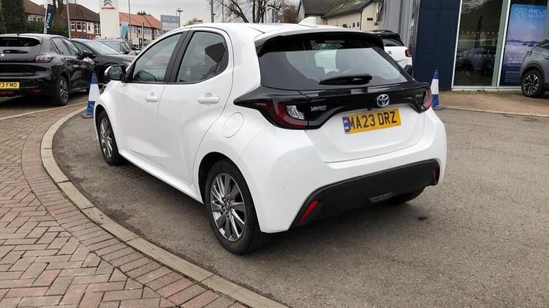 Used Toyota Yaris Hybrid 114 HP (83 kW) 2023 White
