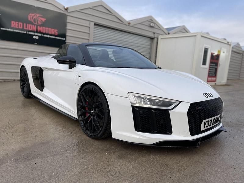 White Used 2017 Audi R8 Coupé Comfort Coupe | £77,999 (Fair price) - Image 1/4