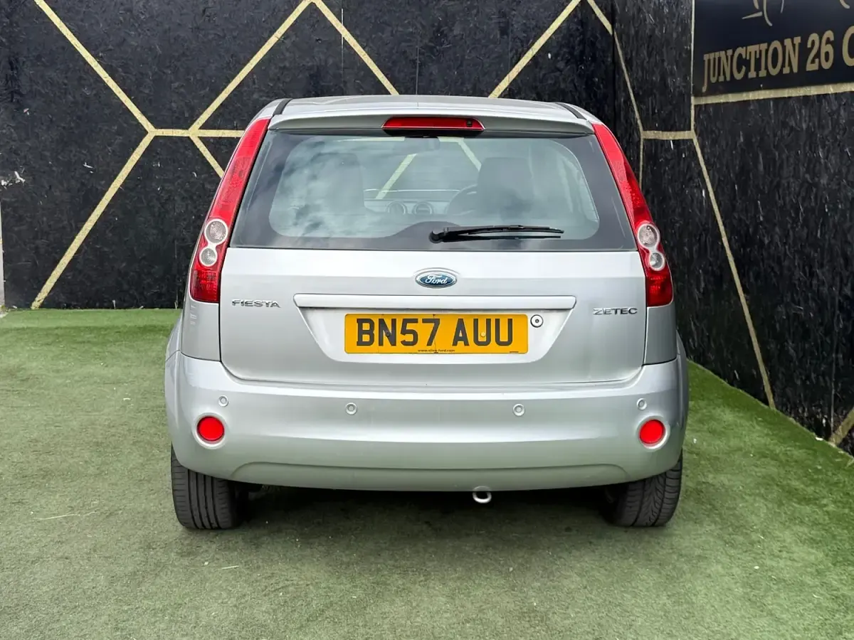 Used Ford Fiesta Zetec 80 HP (58 kW) 2007 Silver Hatchback
