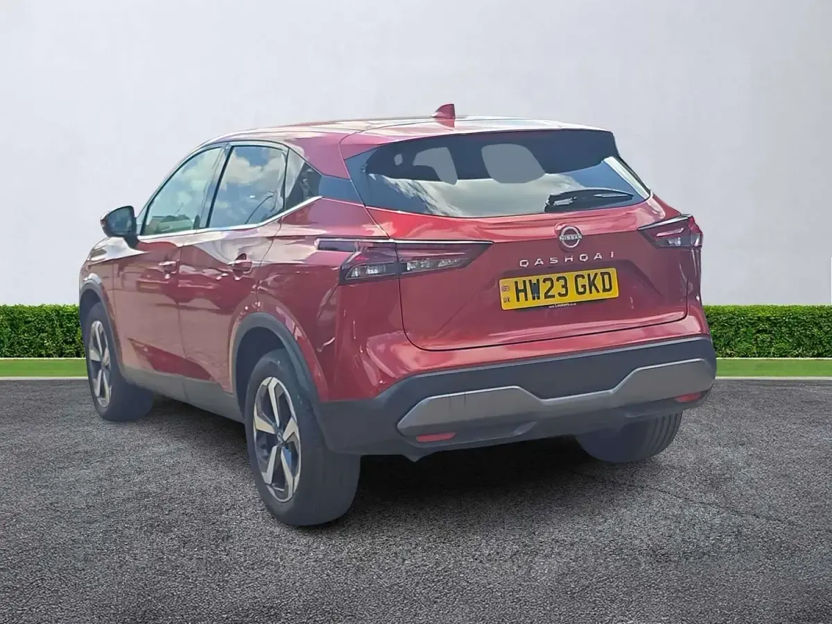 Used Nissan Qashqai N-Connecta 140 HP (102 kW) 2023 Red SUV