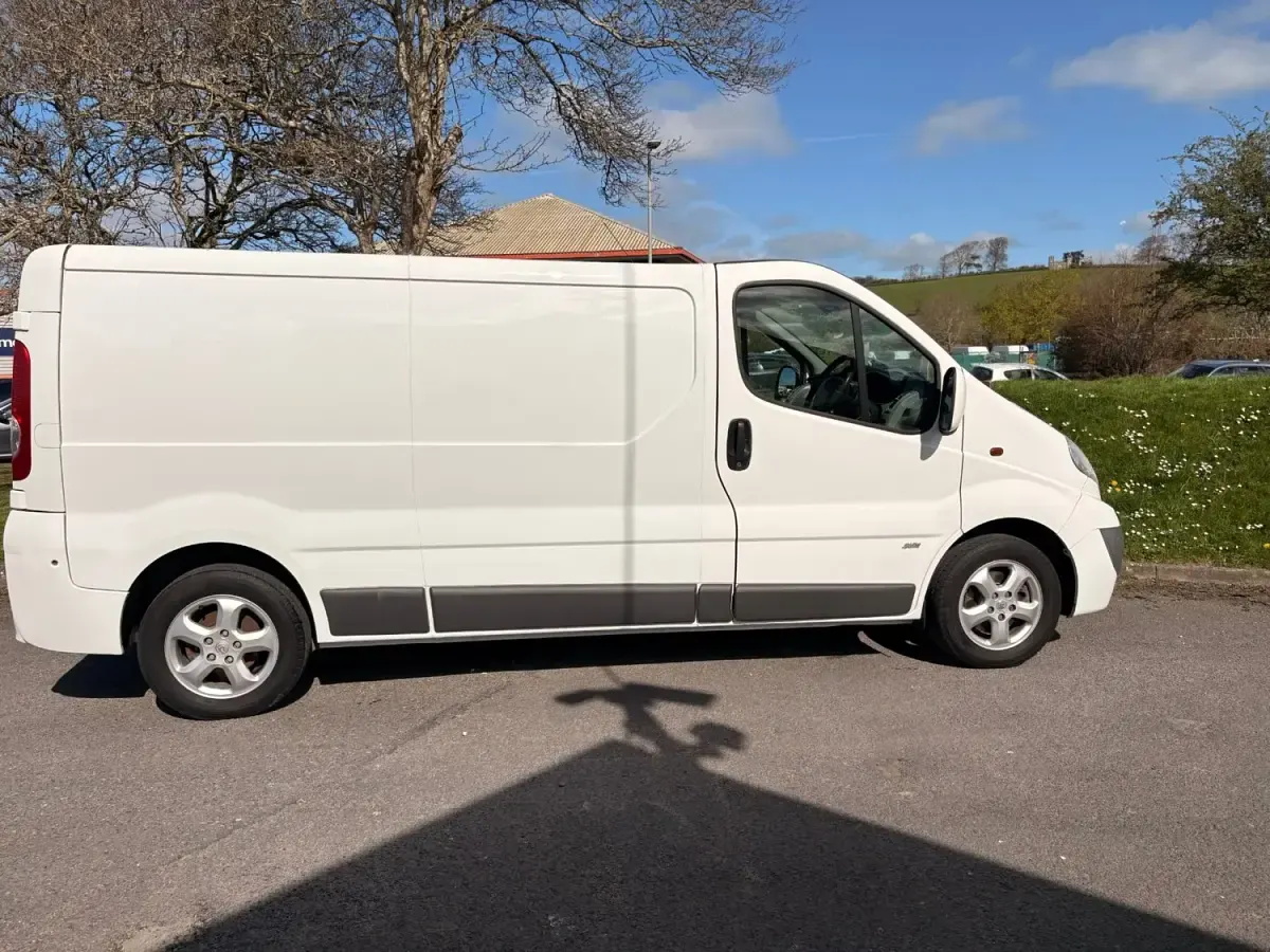 Gebraucht Vauxhall Vivaro Sportive 115 PS (84 kW) 2013 Weiß Van / Kleinbus