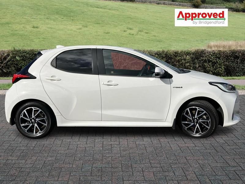 Second-hand Toyota Yaris Hybrid Design 2021 Alb Hatchback
