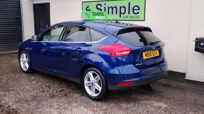 Used Ford Focus Zetec 120 HP (88 kW) 2016 Blue Hatchback