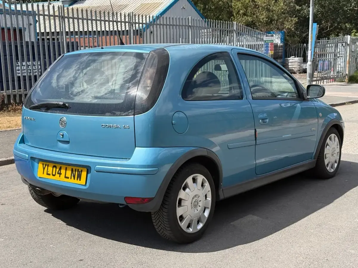 Used Vauxhall Corsa Design Edition 2004 Blue Hatchback