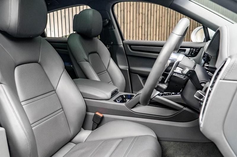 Used Porsche Cayenne 340 HP (250 kW) 2019 White SUV