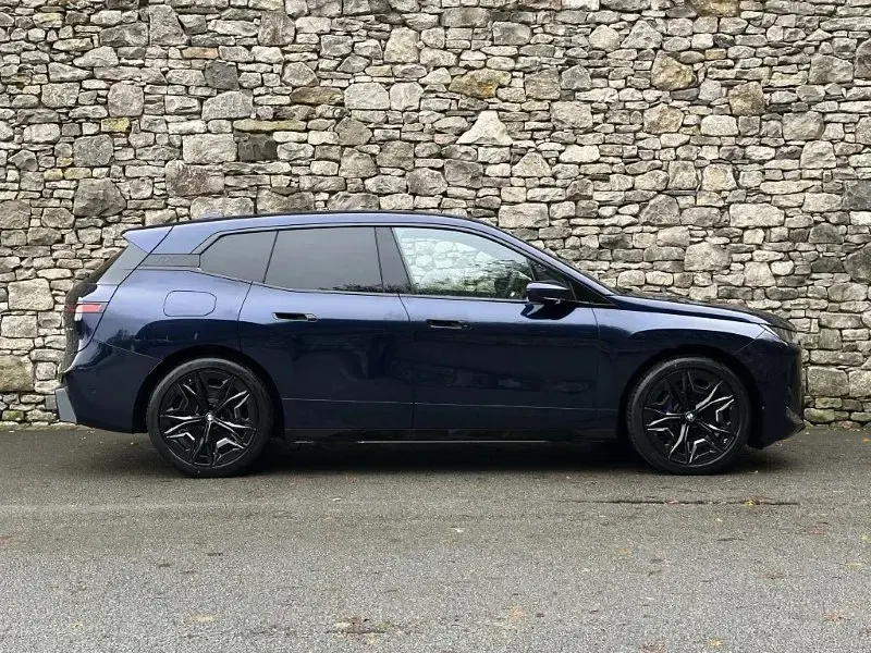 Usado BMW iX M Sport 300 kW (408 CV) 2025 Azul SUV