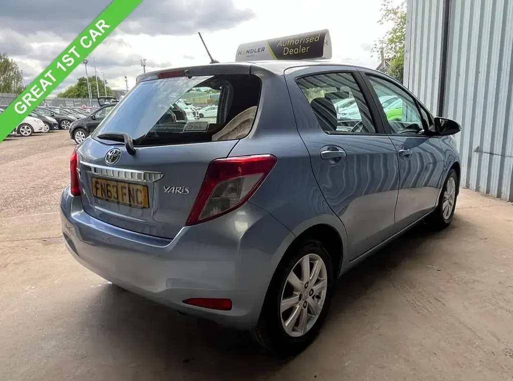 Second-hand Toyota Yaris 101 CP (74 kW) 2013 Albastru Hatchback