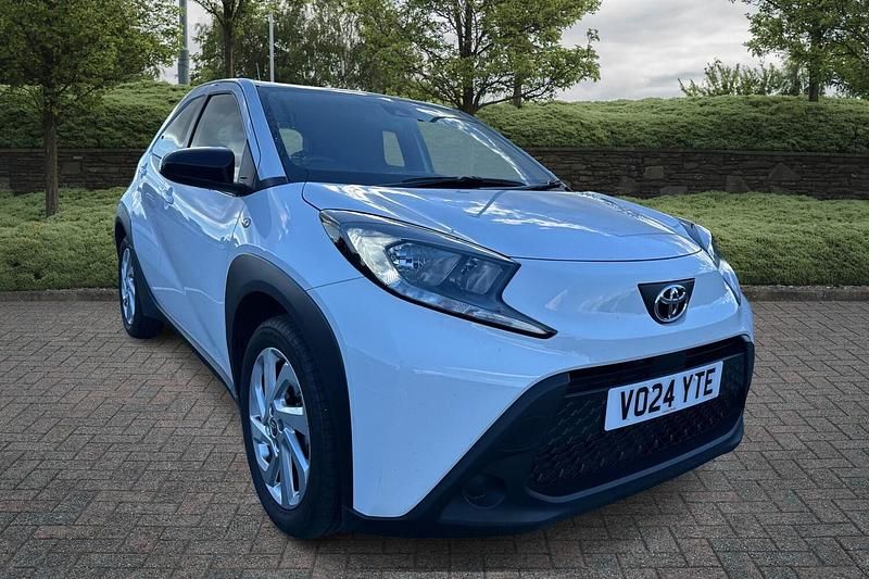 White Used 2024 Toyota Aygo X PURE SUV | £12,991 (Good price) - Image 1/4