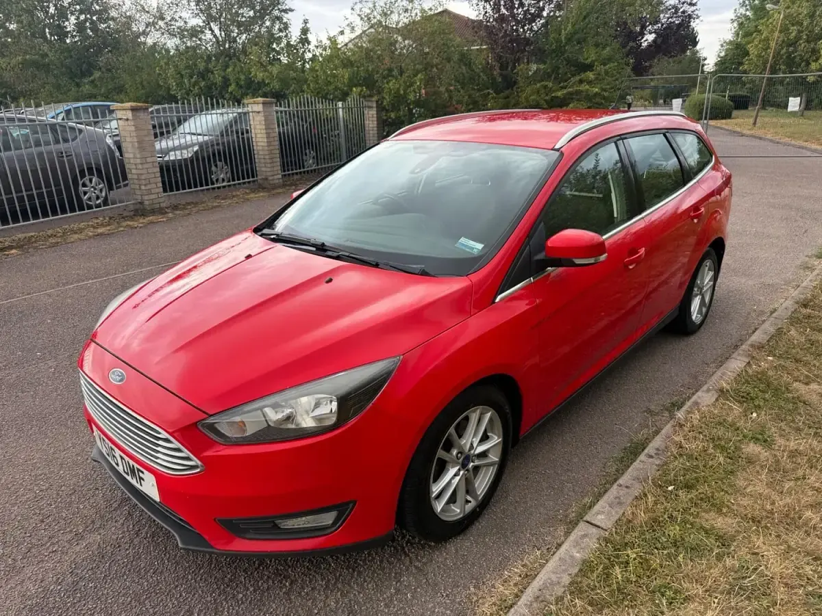 Used Ford Focus Zetec 120 HP (88 kW) 2016 Red Estate