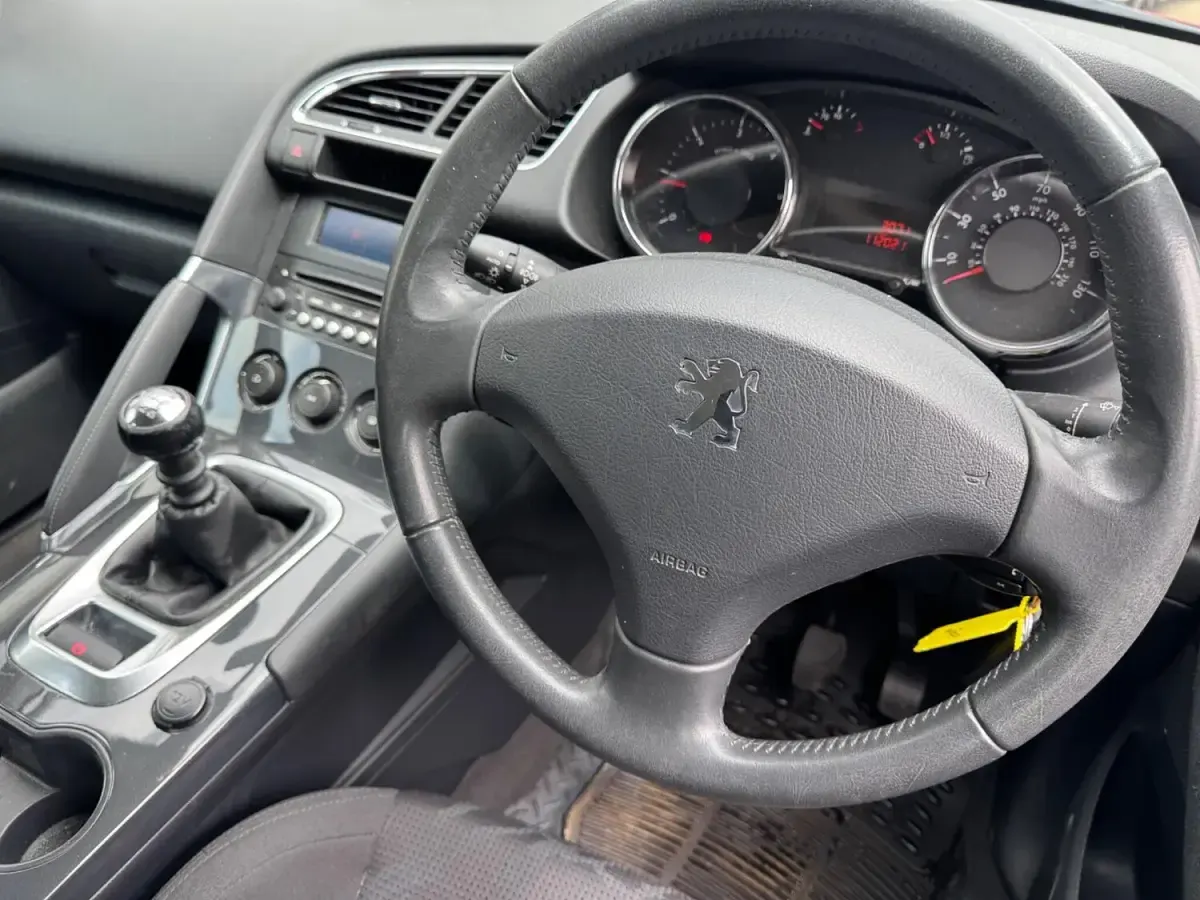 Used Peugeot 3008 Active 112 HP (82 kW) 2012 Red Estate