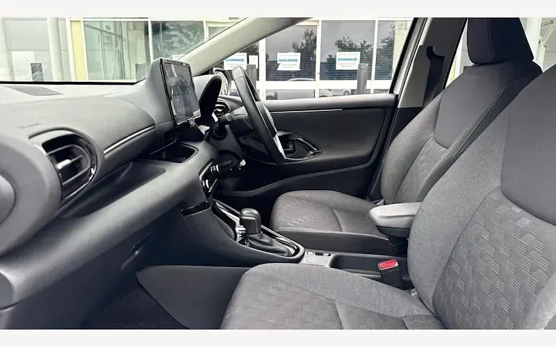 Used Toyota Yaris Design 116 HP (85 kW) 2024 White Hatchback