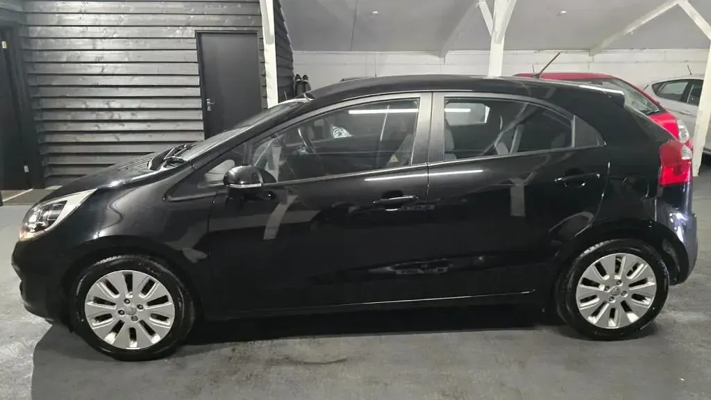 Begagnad Kia Rio 2015 Svart Halvkombi