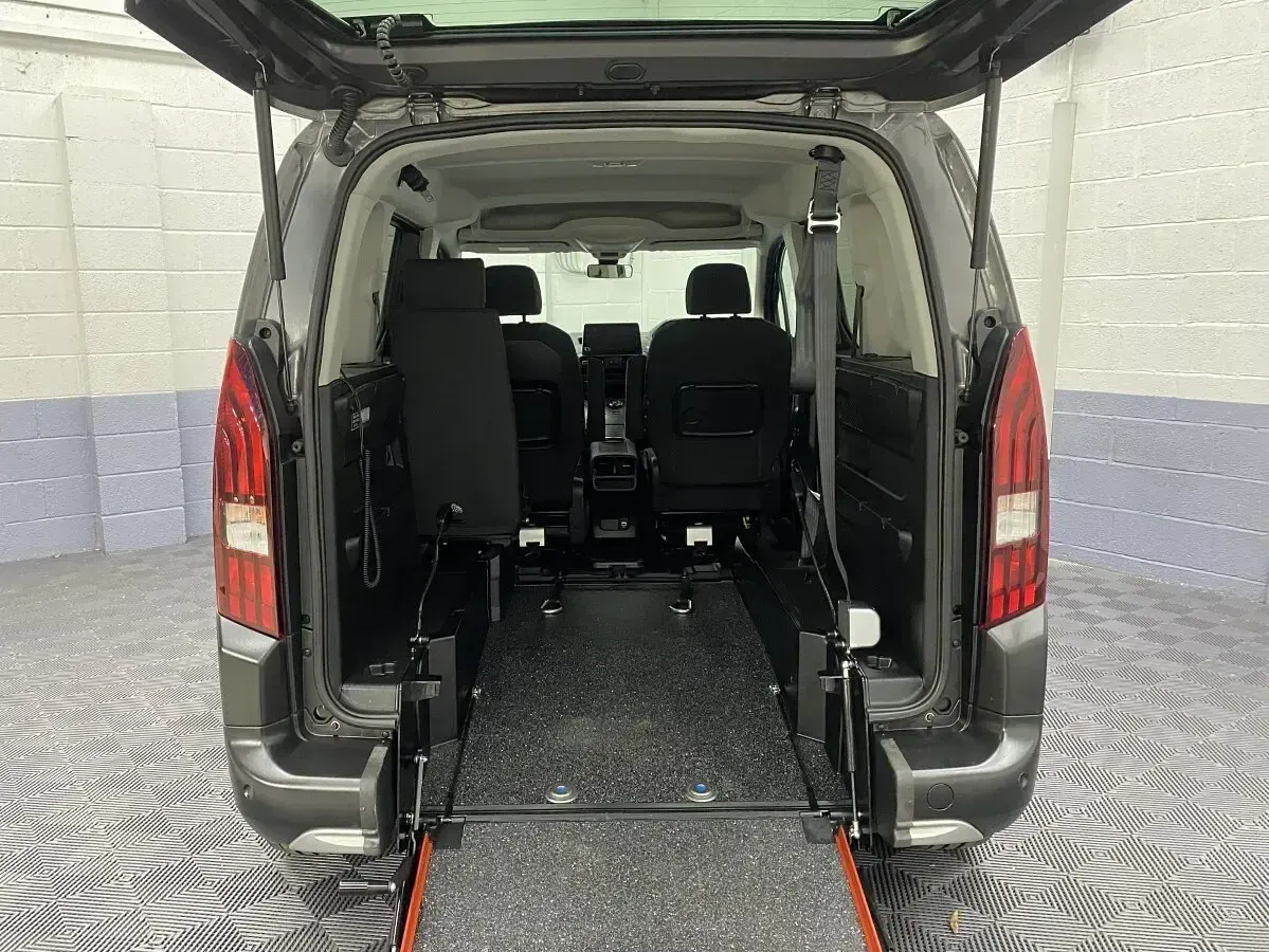 Usado Peugeot Rifter Allure 2023 Cinzento Monovolume