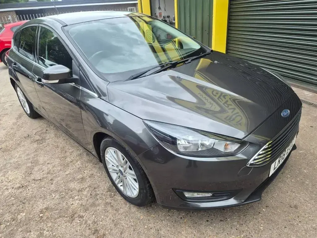Usado Ford Focus Zetec 125 HP (91 kW) 2018 Cinzento Citadino