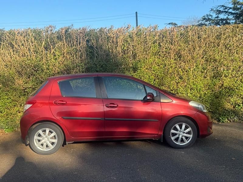 Used Toyota Yaris Multidrive S 101 HP (74 kW) 2012 Red Hatchback