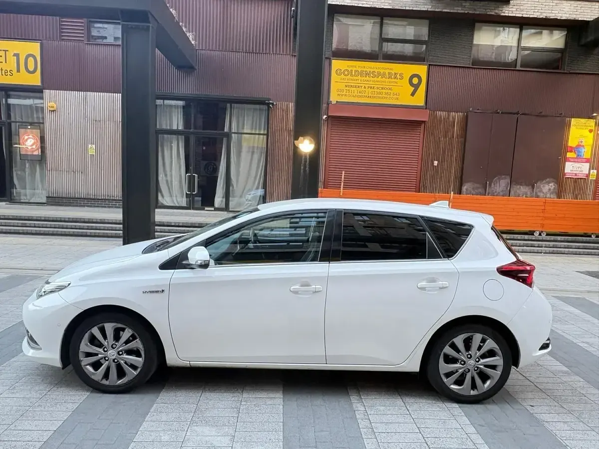 Used Toyota Auris Hybrid 2017 White Hatchback
