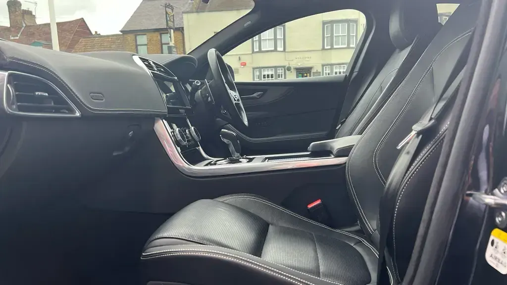 Used Jaguar XE R-Dynamic 249 HP (183 kW) 2020 Black Sedan