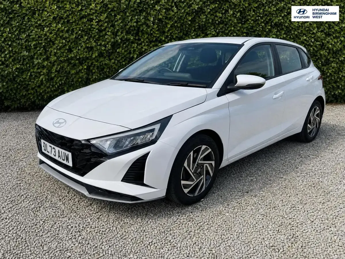 Used Hyundai i20 Advanced 100 HP (73 kW) 2023 White Hatchback
