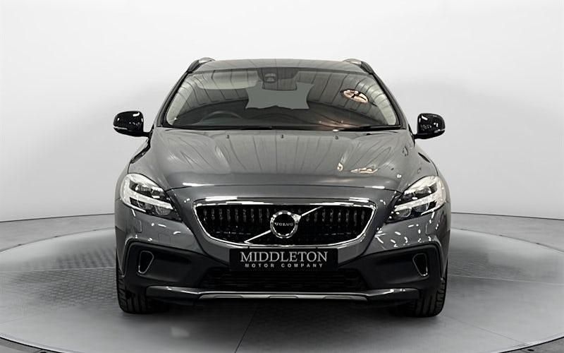 Used Volvo V40 Pro 152 HP (111 kW) 2019 Hatchback