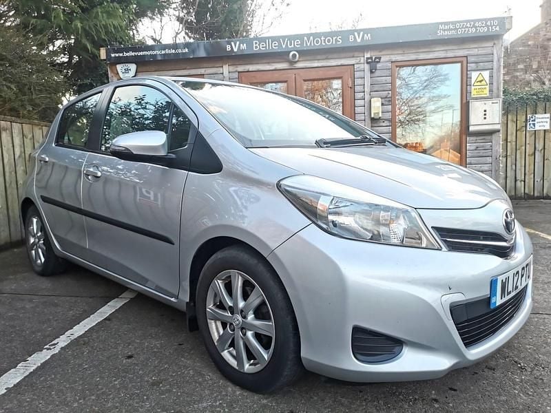 Used Toyota Yaris 90 HP (66 kW) 2012 Silver Hatchback