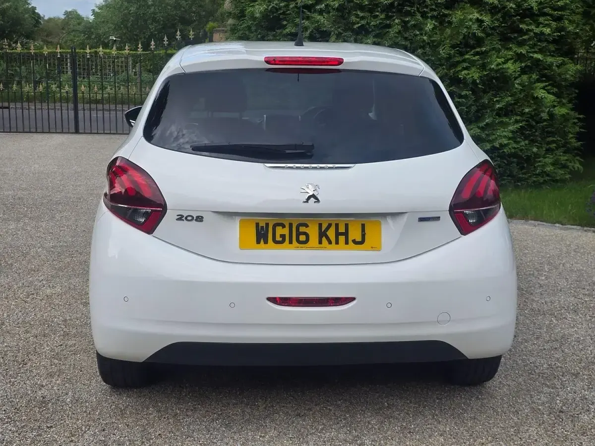 Used Peugeot 208 Allure 110 HP (80 kW) 2016 White Hatchback