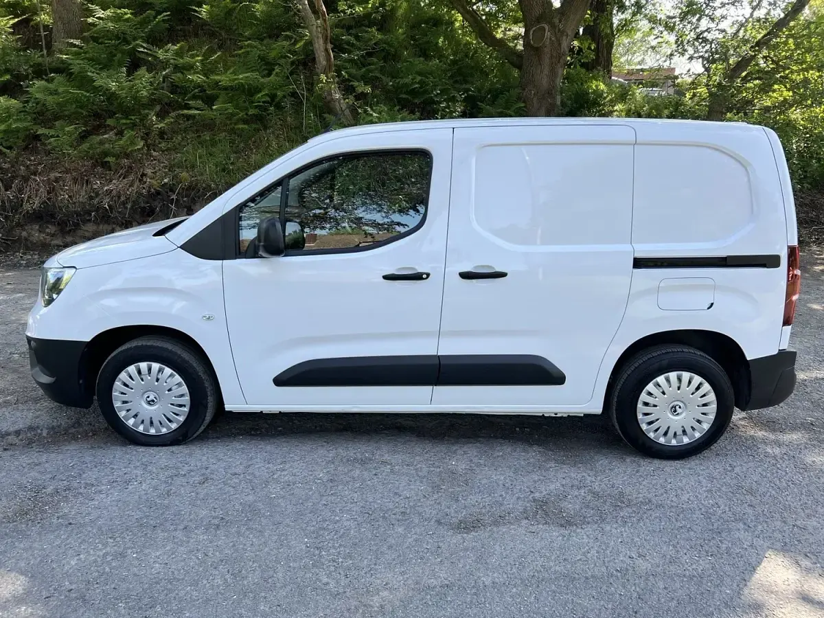 Used Vauxhall Combo 100 HP (73 kW) 2022 White MPV