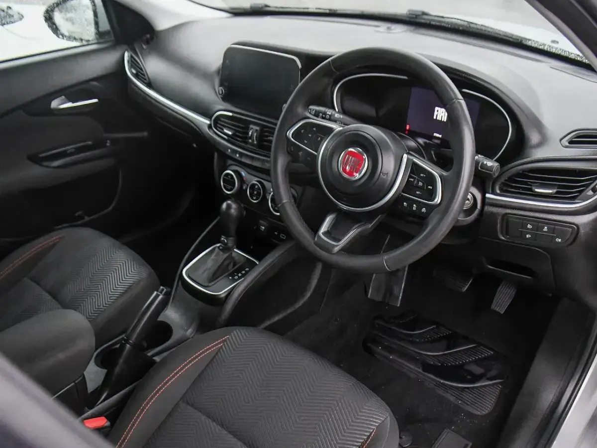 Begagnad Fiat Tipo Garmin 128 HK (94 kW) 2023 Grå Halvkombi
