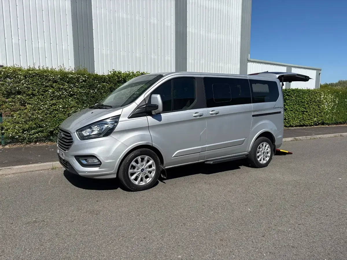 Begagnad Ford Tourneo Titanium 130 HK (95 kW) 2022 Silver Minibuss