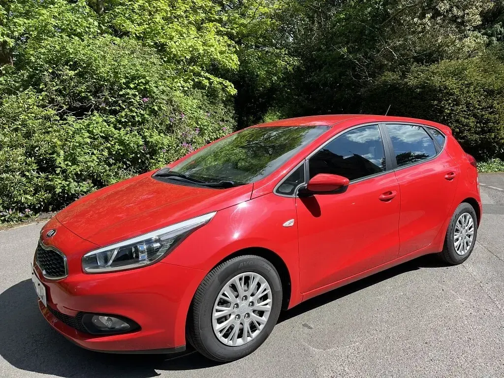 Used Kia Ceed 89 HP (65 kW) 2015 Red Hatchback